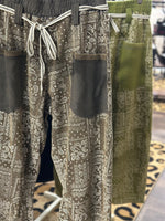 Load image into Gallery viewer, Easel Bandana Print Barrel Pants
