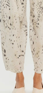 Load image into Gallery viewer, Kan Can USA ~ High Rise Leopard Horseshoe Jeans
