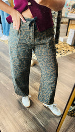 Load image into Gallery viewer, Dark Leopard Barrel Jeans
