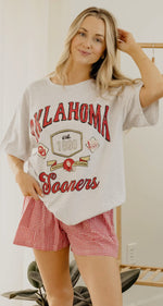 Load image into Gallery viewer, LIVYLU ~ Ou Oklahoma Sooners Patches 25 Ash
Gray Thrifted Tee *Licensed
