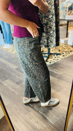 Load image into Gallery viewer, Dark Leopard Barrel Jeans
