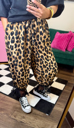 Load image into Gallery viewer, Leopard Bloomer Pants
