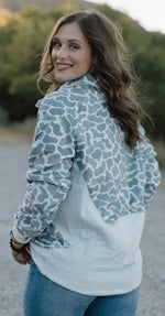 Load image into Gallery viewer, STERLING KREEK ~ NOTHING IN MY WAY PULLOVER
