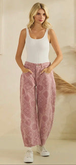 Load image into Gallery viewer, Veveret ~ Paisley Printed Denim Pants
