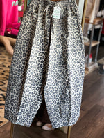 Load image into Gallery viewer, Very J Elastic Waist Leopard Barrel Pants
