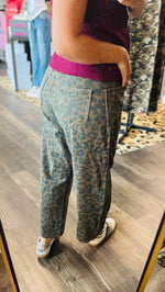 Load image into Gallery viewer, Dark Leopard Barrel Jeans
