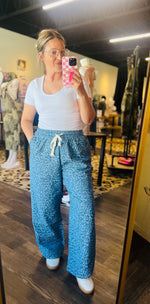Load image into Gallery viewer, Washed Leopard Curved Side Pants
