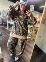Load image into Gallery viewer, Classic Leopard Pullover
