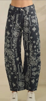 Load image into Gallery viewer, Veveret ~ Paisley Printed Denim Pants
